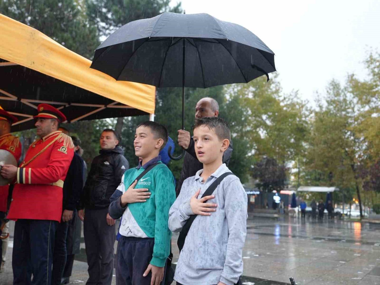 torende-semsiye-cocuklari-yagmurdan-korudu