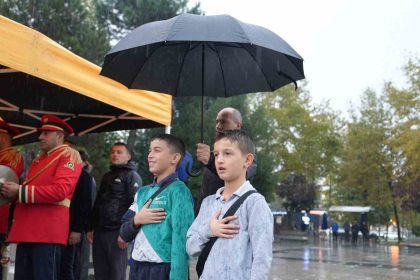 torende-semsiye-cocuklari-yagmurdan-korudu