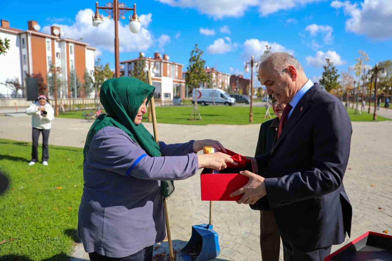 turk-bayragini-yere-dusurmemek-icin-gosterdigi-duyarlilik-yurekleri-isitti