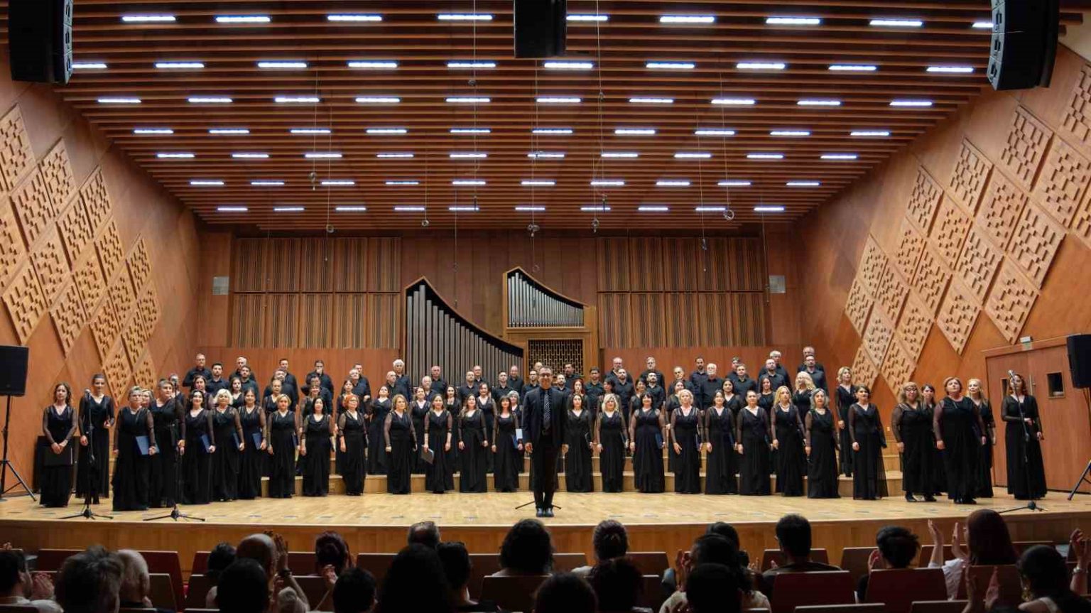 turkiyenin-korolari-cumhuriyetin-102-yili-icin-birlikte-soyluyor-646-ses-tek-koro