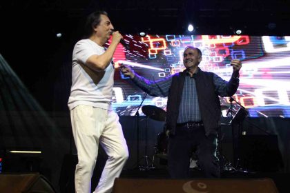 unlu-sarkici-celik-amasya-konserinde-mahalle-muhtariyla-sahnede-oynadi