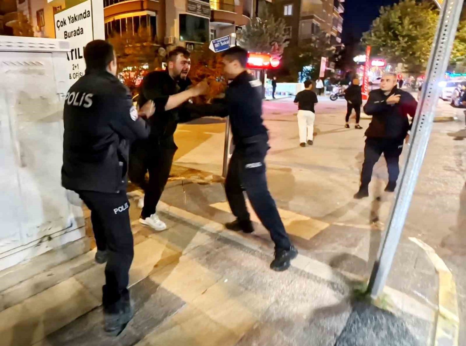 yoldan-gecen-araclara-zarar-verdi-polise-direndi-oldurun-beni-diye-bagirdi