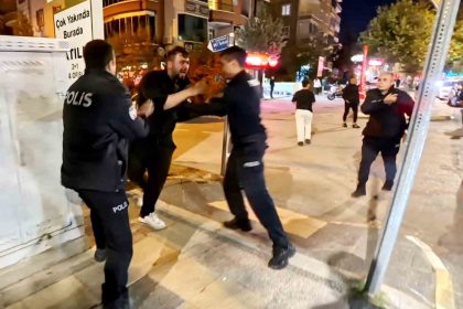 yoldan-gecen-araclara-zarar-verdi-polise-direndi-oldurun-beni-diye-bagirdi