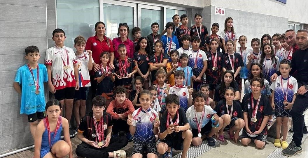 7den-70e-cumhuriyet-coskusu-bayram-onuruna-kulac-attilar