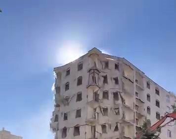 agir-hasarli-bina-tek-dokunusta-yerle-bir-oldu