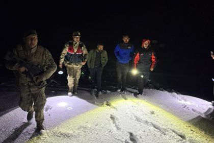 agrida-karda-mahsur-kalan-2-kisi-kurtarildi