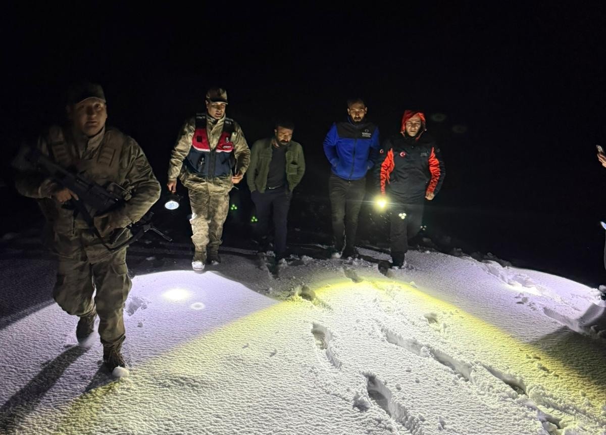 agrida-karda-mahsur-kalan-2-kisi-kurtarildi