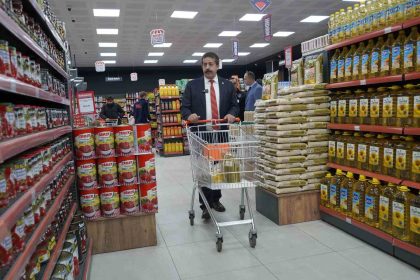 ak-parti-milletvekili-firat-halk-pazari-marketinde-alisveris-yapti