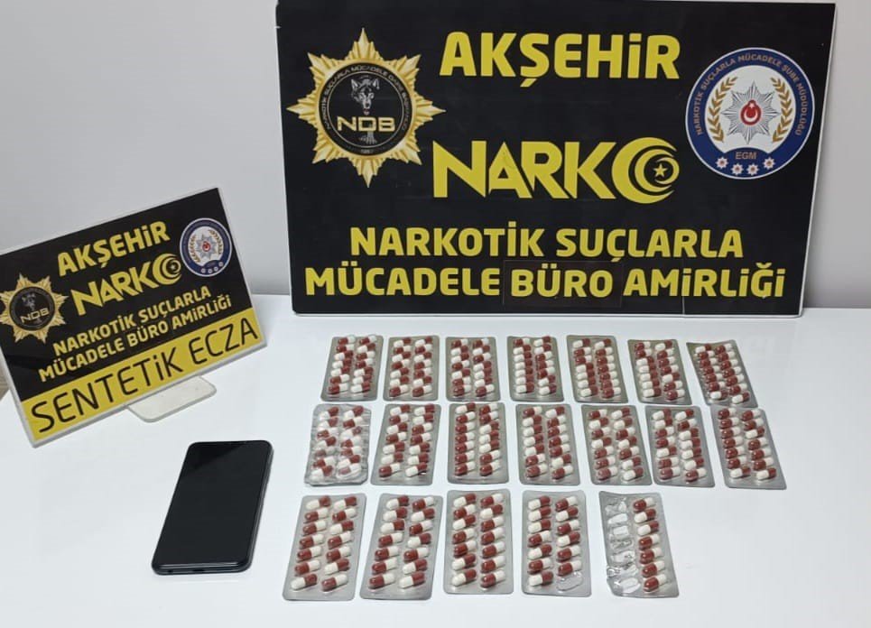 aksehirde-sahte-kimlikle-yakalanan-sahistan-uyusturucu-hap-cikti