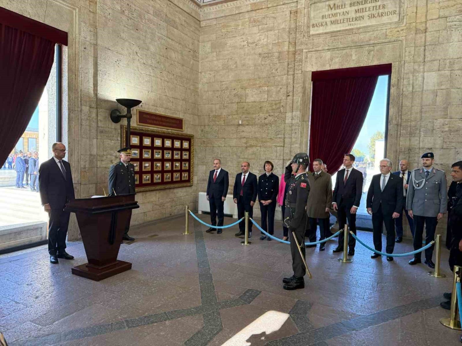 almanya-sansolyesi-merz-anitkabiri-ziyaret-etti