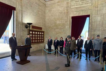 almanya-sansolyesi-merz-anitkabiri-ziyaret-etti