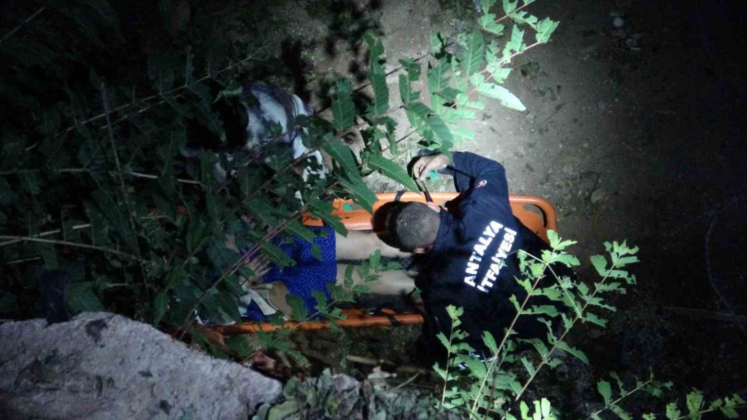 antalyada-4-metrelik-insaat-cukuruna-dusen-turist-itfaiye-tarafindan-kurtarildi