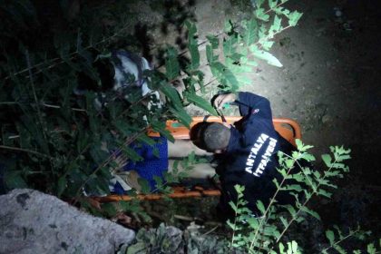 antalyada-4-metrelik-insaat-cukuruna-dusen-turist-itfaiye-tarafindan-kurtarildi