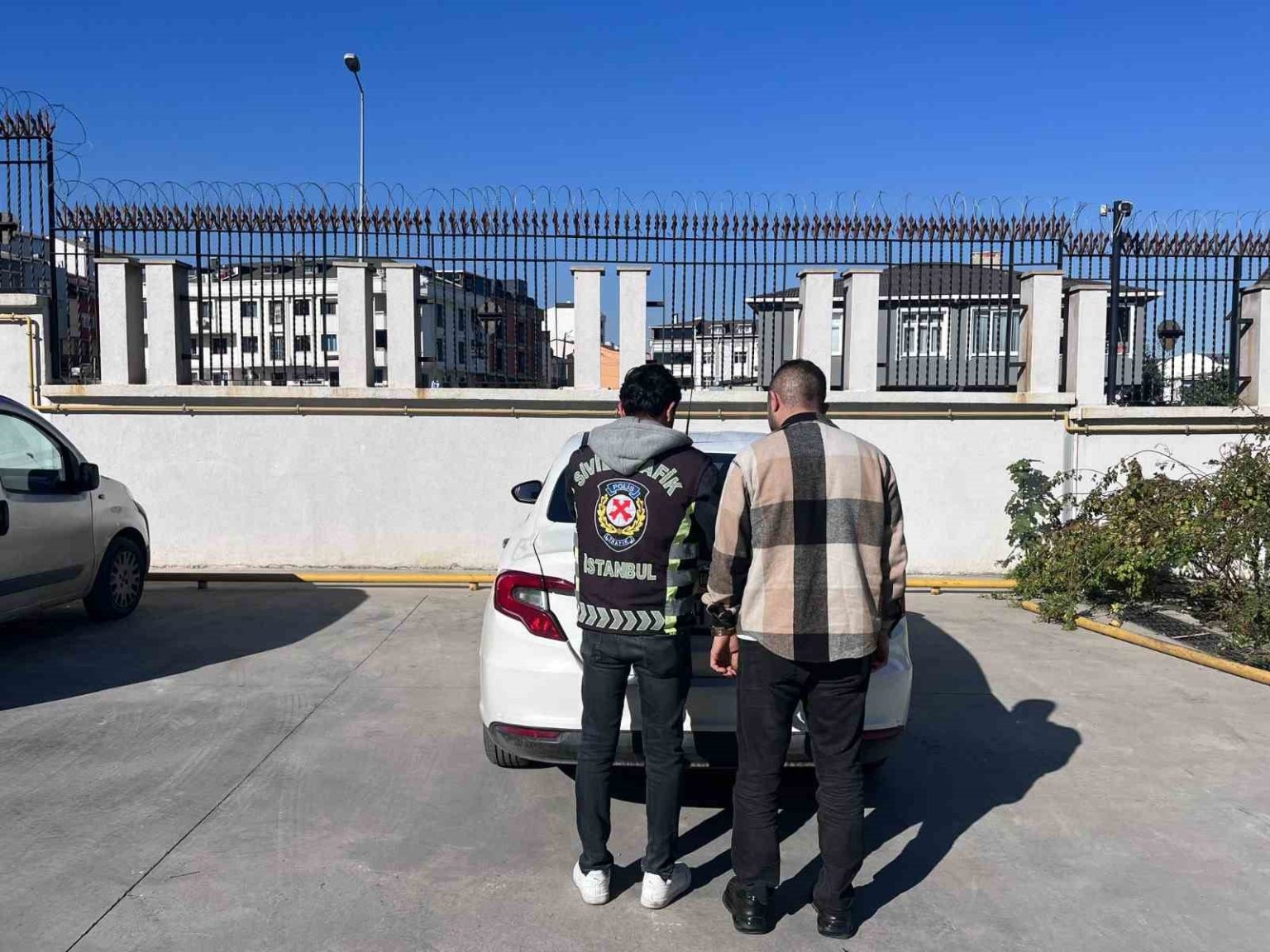 arnavutkoyde-kirmizi-isikta-gecip-karsiya-gecen-cocuklari-tehlikeye-atan-surucu-yakalandi