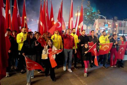 bahcelievlerde-102-metrelik-bayrakla-cumhuriyet-coskusu