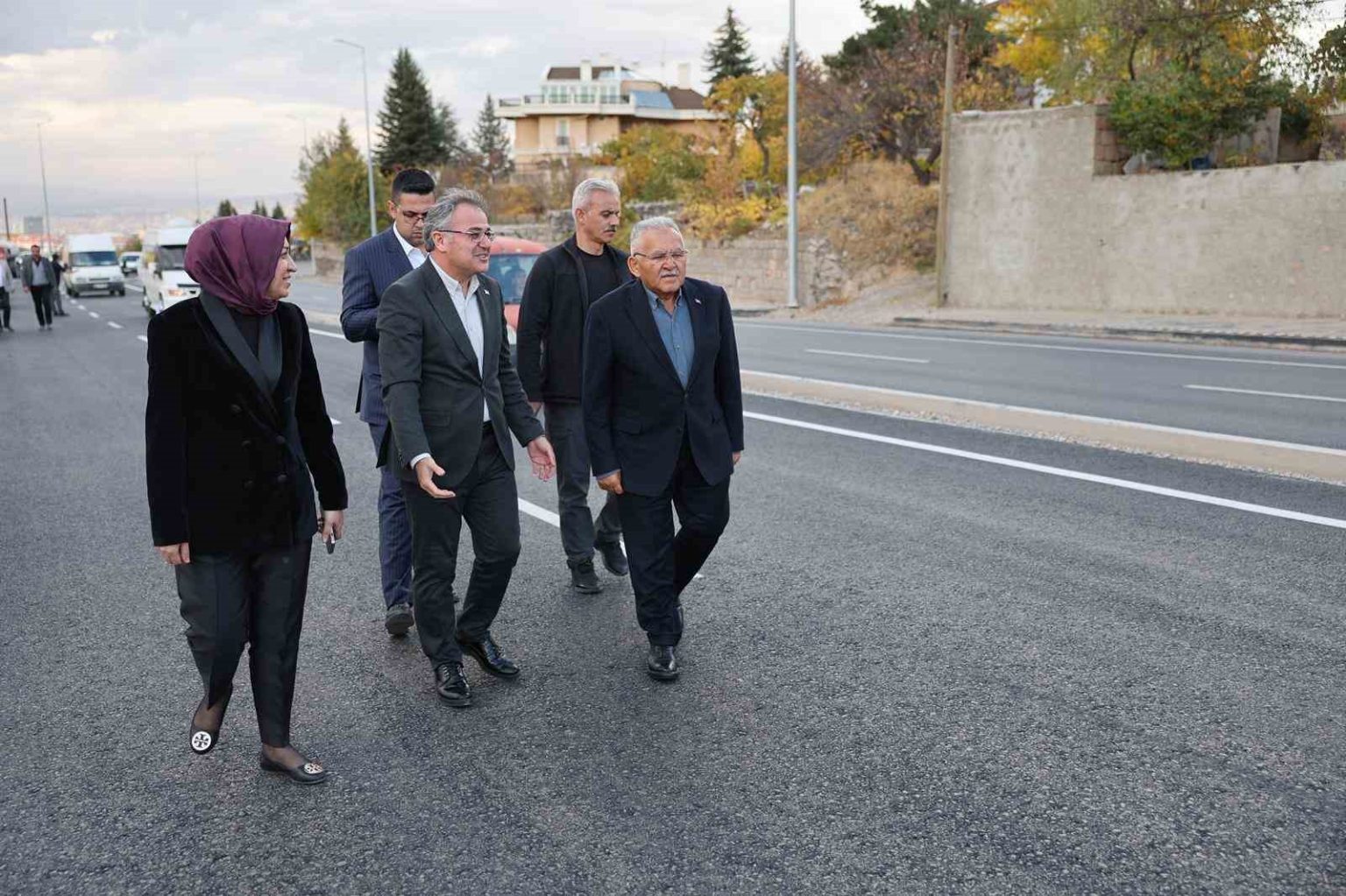 baskan-ozdogan-duyurdu-kayseri-caddesi-ve-hacilar-meydaninda-calismalar-tamamlandi