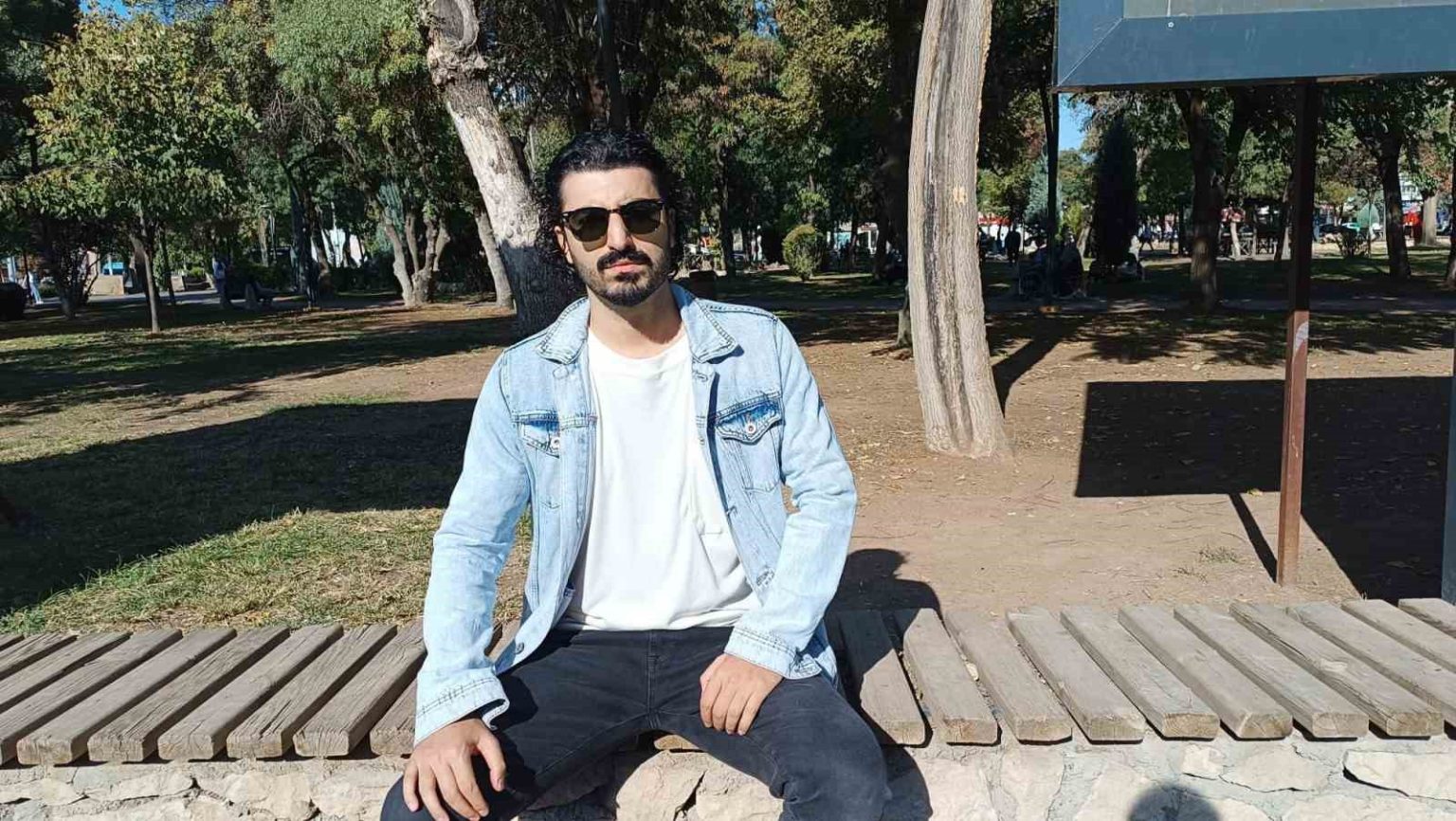 batmanli-gezginin-bali-macerasinda-maymunlar-cep-telefonu-ve-gozlugu-kapti