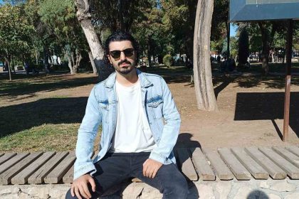 batmanli-gezginin-bali-macerasinda-maymunlar-cep-telefonu-ve-gozlugu-kapti