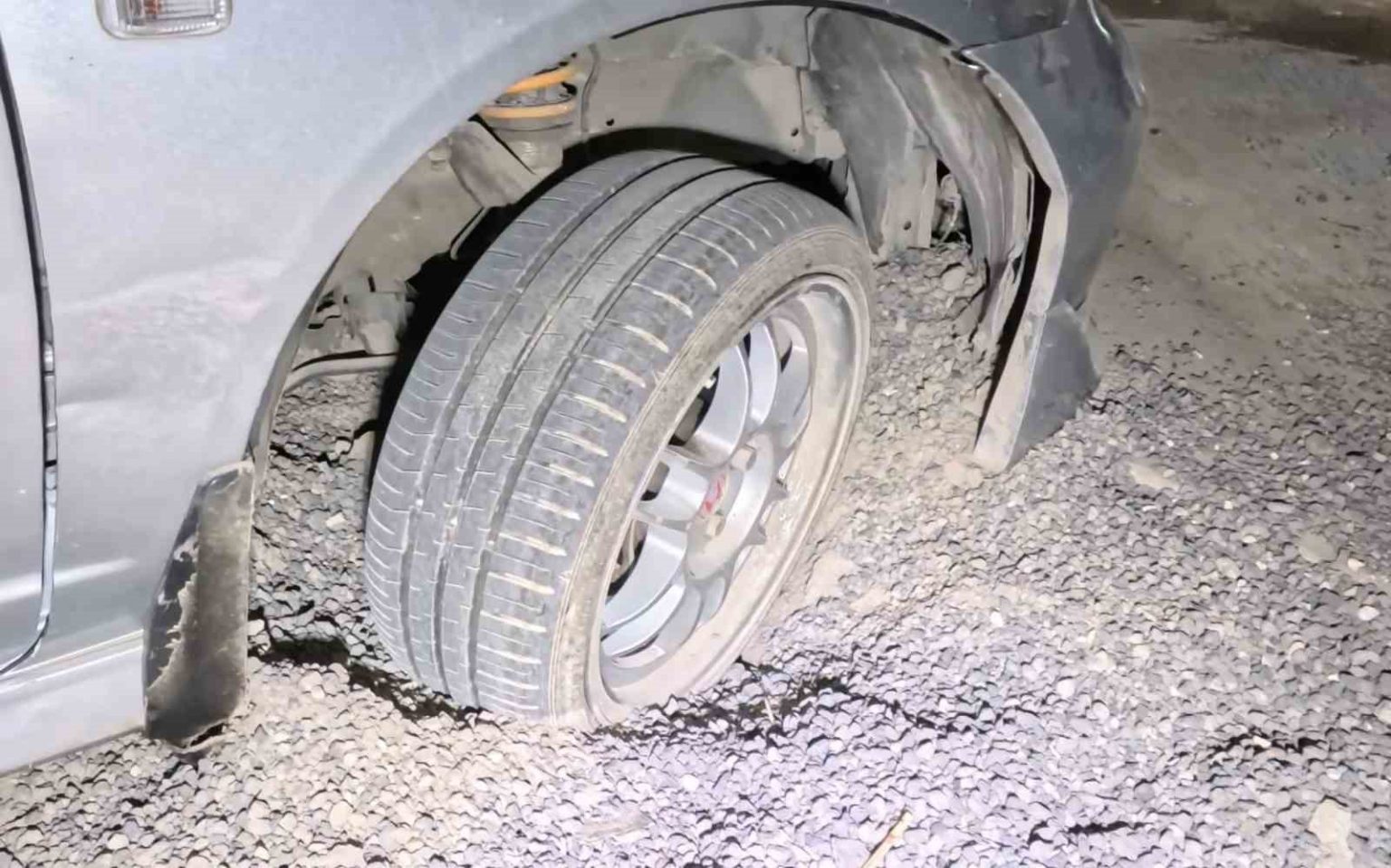 belediye-ve-medasin-kazdigi-cukurlar-kapatilmayinca-araclar-mahsur-kaldi