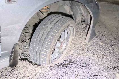 belediye-ve-medasin-kazdigi-cukurlar-kapatilmayinca-araclar-mahsur-kaldi