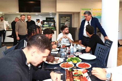 besiktas-baskani-serdal-adali-fenerbahce-derbisi-oncesi-futbol-a-takimiyla-bulustu