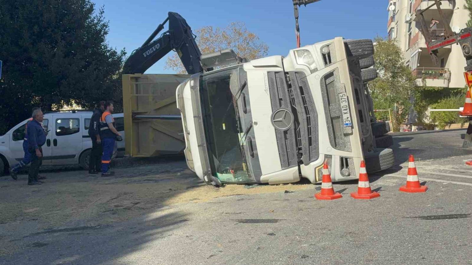 besiktasta-hafriyat-kamyonu-devrildi-soforun-yaralandigi-kaza-ani-goruntulendi