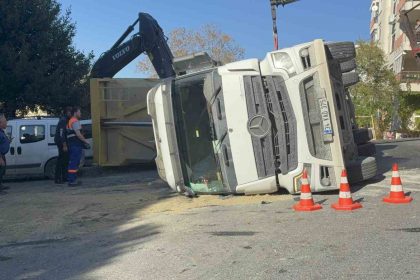 besiktasta-hafriyat-kamyonu-devrildi-soforun-yaralandigi-kaza-ani-goruntulendi