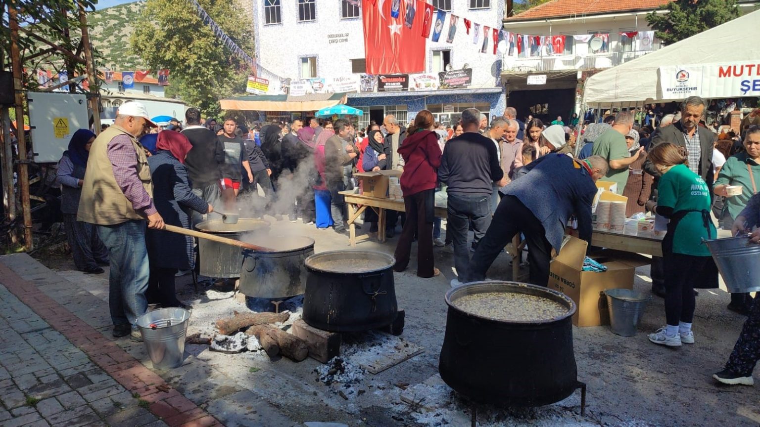 binlerce-kisi-dumani-ustunde-tarhana-corbasinda-bulustu