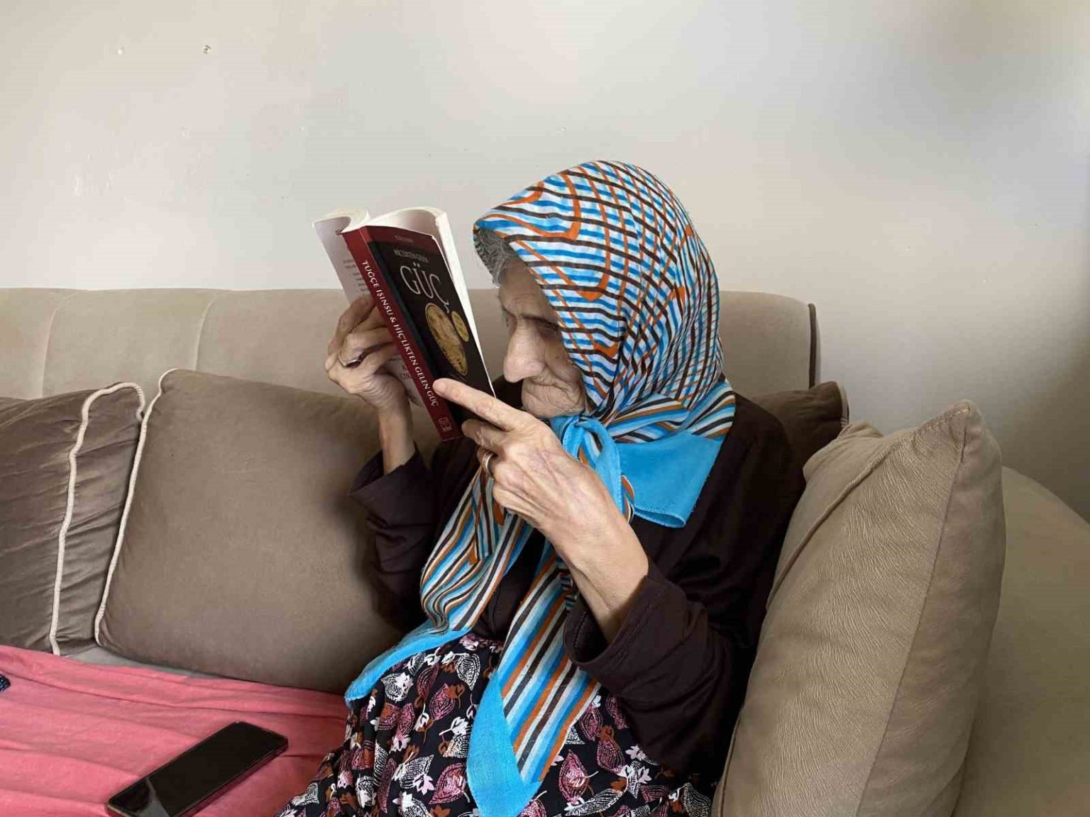 bir-gozu-gormeyen-70-yasindaki-sema-teyze-kitap-okumaktan-ve-orgu-ormekten-vazgecmiyor