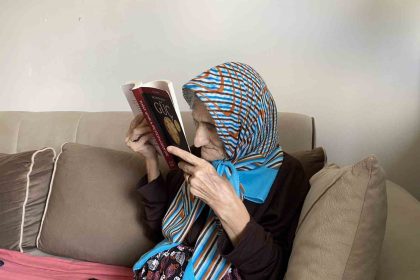 bir-gozu-gormeyen-70-yasindaki-sema-teyze-kitap-okumaktan-ve-orgu-ormekten-vazgecmiyor