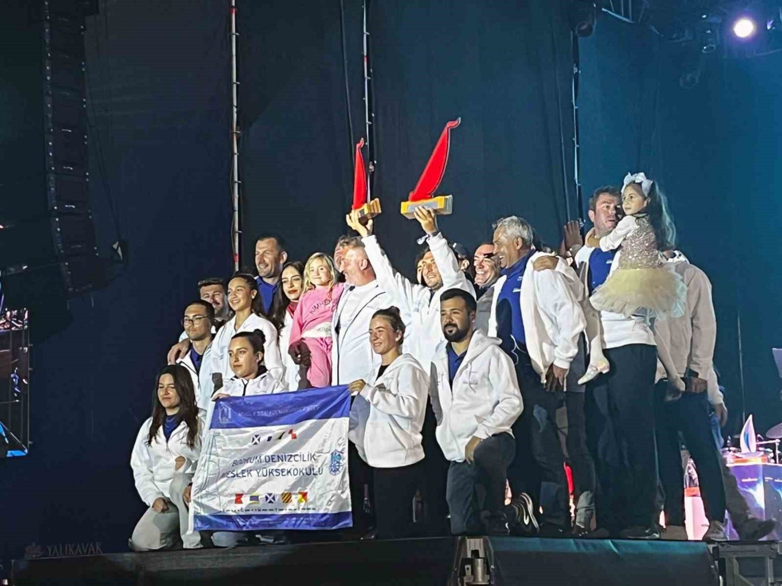 bodrum-cupta-msku-ruzgari-sts-bodrum-okul-gemisinden-2-kupa