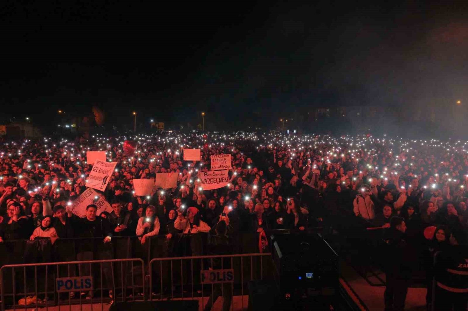 boluda-binlerce-kisi-manga-konserinde-cumhuriyet-coskusunu-yasadi