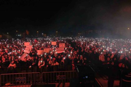 boluda-binlerce-kisi-manga-konserinde-cumhuriyet-coskusunu-yasadi