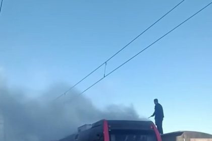 bursada-ipek-bocegi-tramvayinda-yangin-panigi