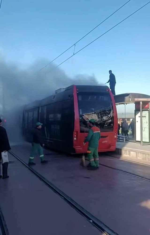 bursada-ipek-bocegi-tramvayinda-yangin-panigi