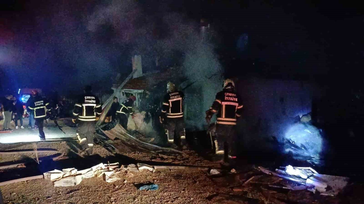 corumda-mustakil-ev-alev-alev-yandi-7-kisi-dumandan-etkilendi