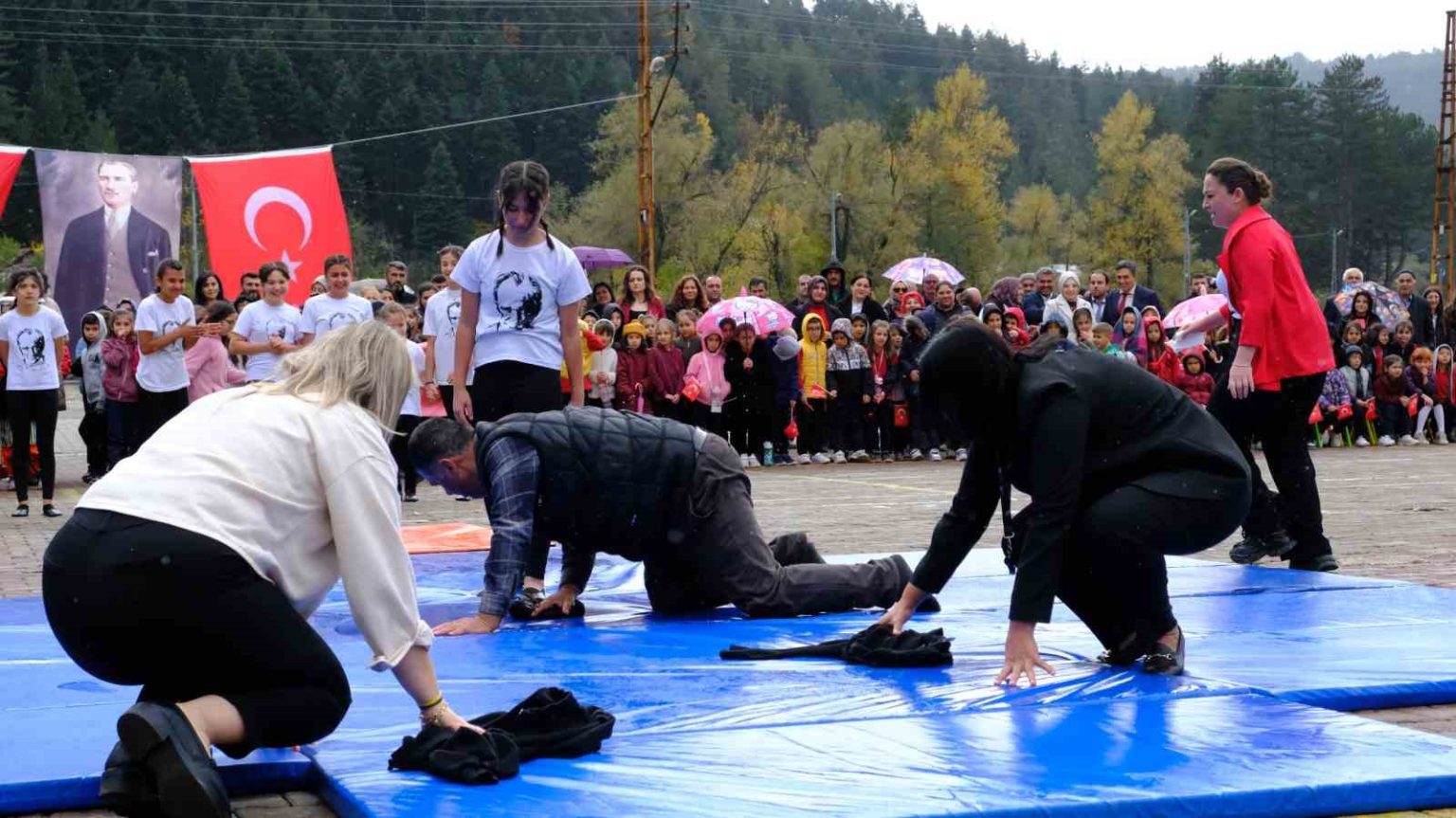 cumhuriyet-bayrami-gosterisinde-duygulandiran-anlar-kizi-gosteri-yapabilsin-diye-atkisiyla-minderleri-kuruttu
