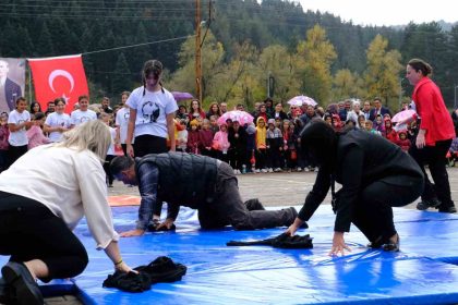 cumhuriyet-bayrami-gosterisinde-duygulandiran-anlar-kizi-gosteri-yapabilsin-diye-atkisiyla-minderleri-kuruttu