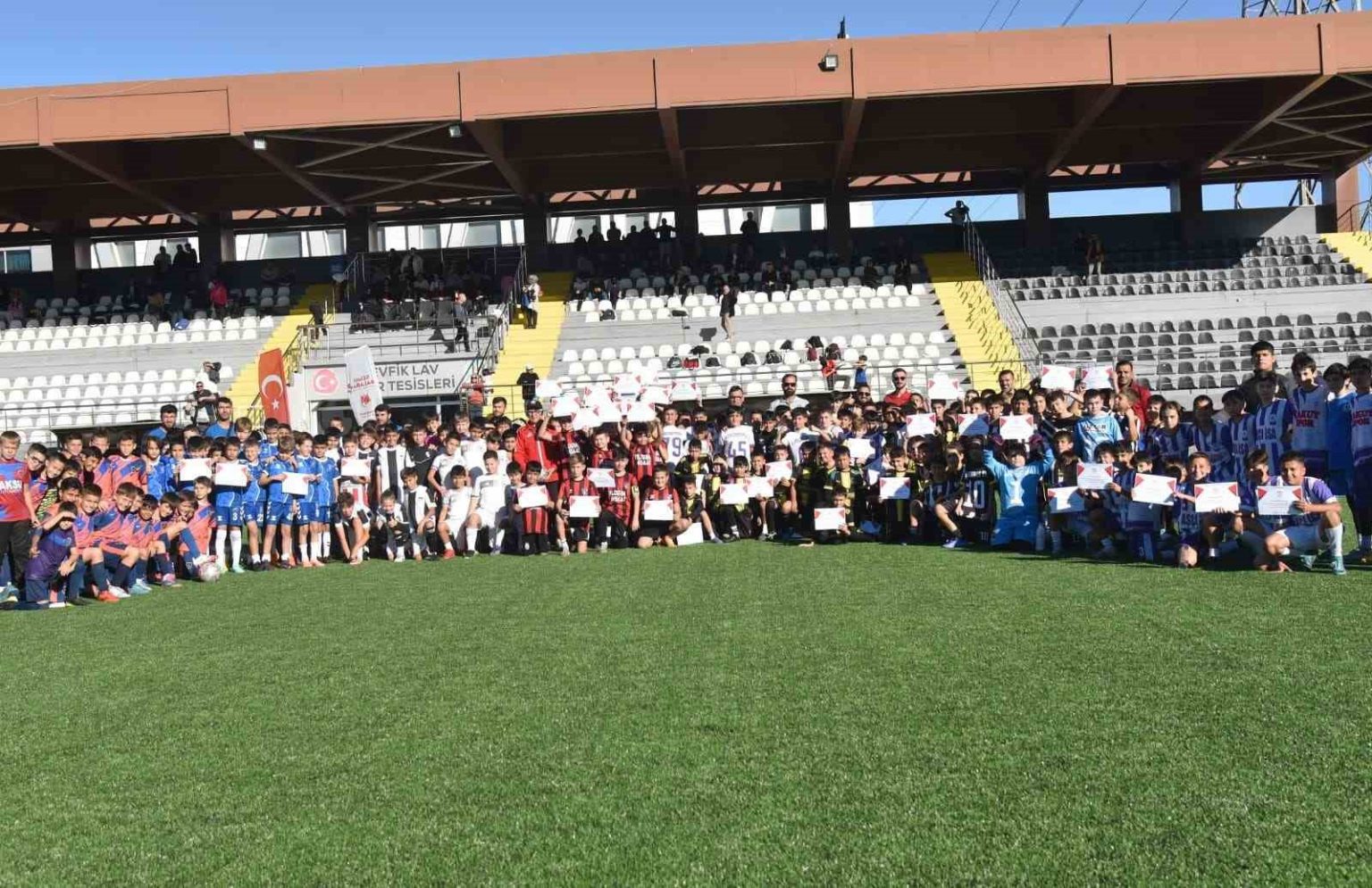 cumhuriyet-coskusu-sahaya-tasindi