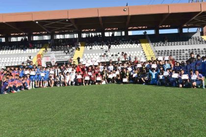 cumhuriyet-coskusu-sahaya-tasindi