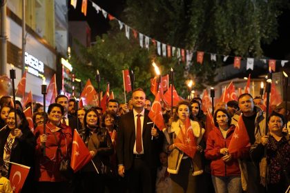 cumhuriyetin-102-yasi-civrilde-fener-alayi-ve-konserle-kutlandi