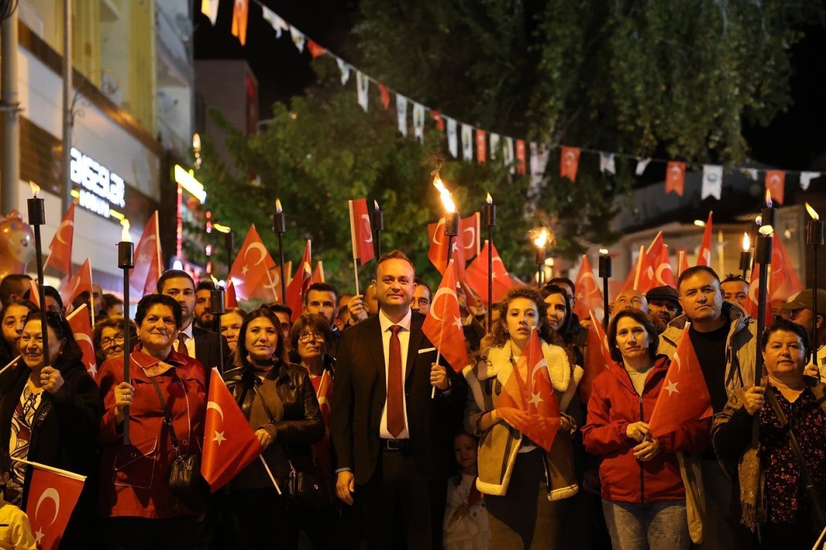 cumhuriyetin-102-yasi-civrilde-fener-alayi-ve-konserle-kutlandi