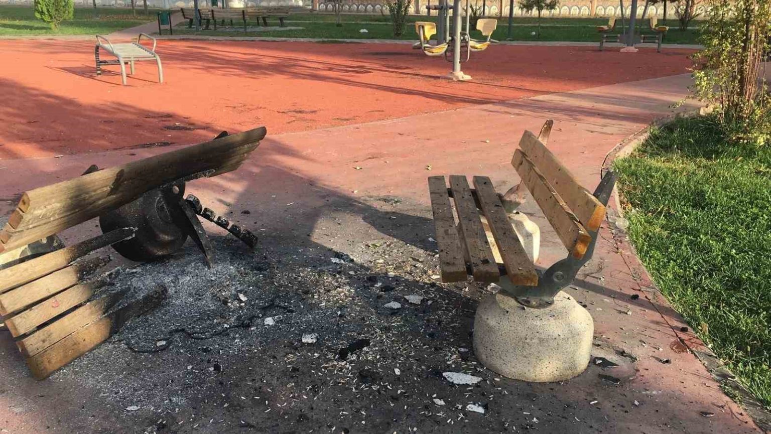 diyarbakirda-bazi-parklarda-oturma-banklari-yakildi