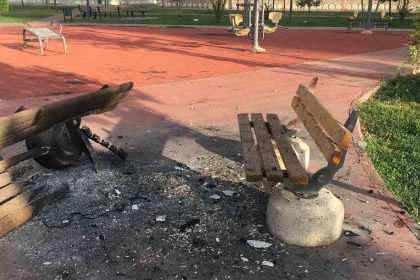 diyarbakirda-bazi-parklarda-oturma-banklari-yakildi