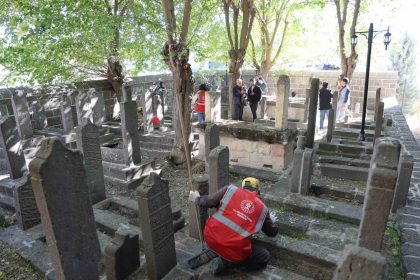 diyarbakirda-tarihi-mezar-taslari-ve-kitabelerin-kimliklendirme-calismalarina-baslandi