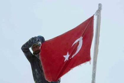 elazigli-sporcu-cumhuriyet-coskusunu-erciyesin-zirvesine-tasidi