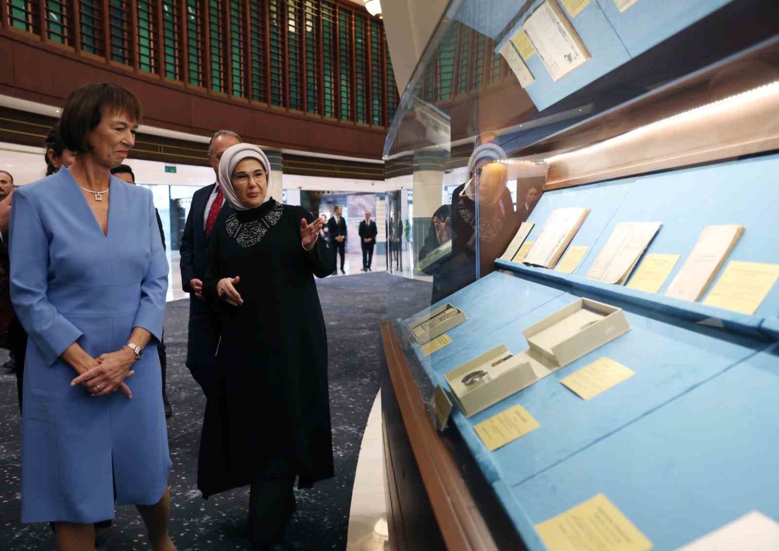 emine-erdogan-almanya-basbakani-merzin-esiyle-millet-kutuphanesini-ziyaret-etti