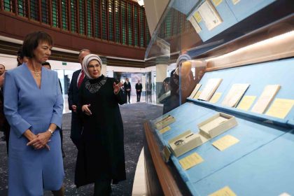 emine-erdogan-almanya-basbakani-merzin-esiyle-millet-kutuphanesini-ziyaret-etti