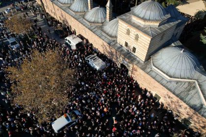 enkazda-kalan-4-kisilik-bilir-ailesi-son-yolcuklarina-ugurlandi