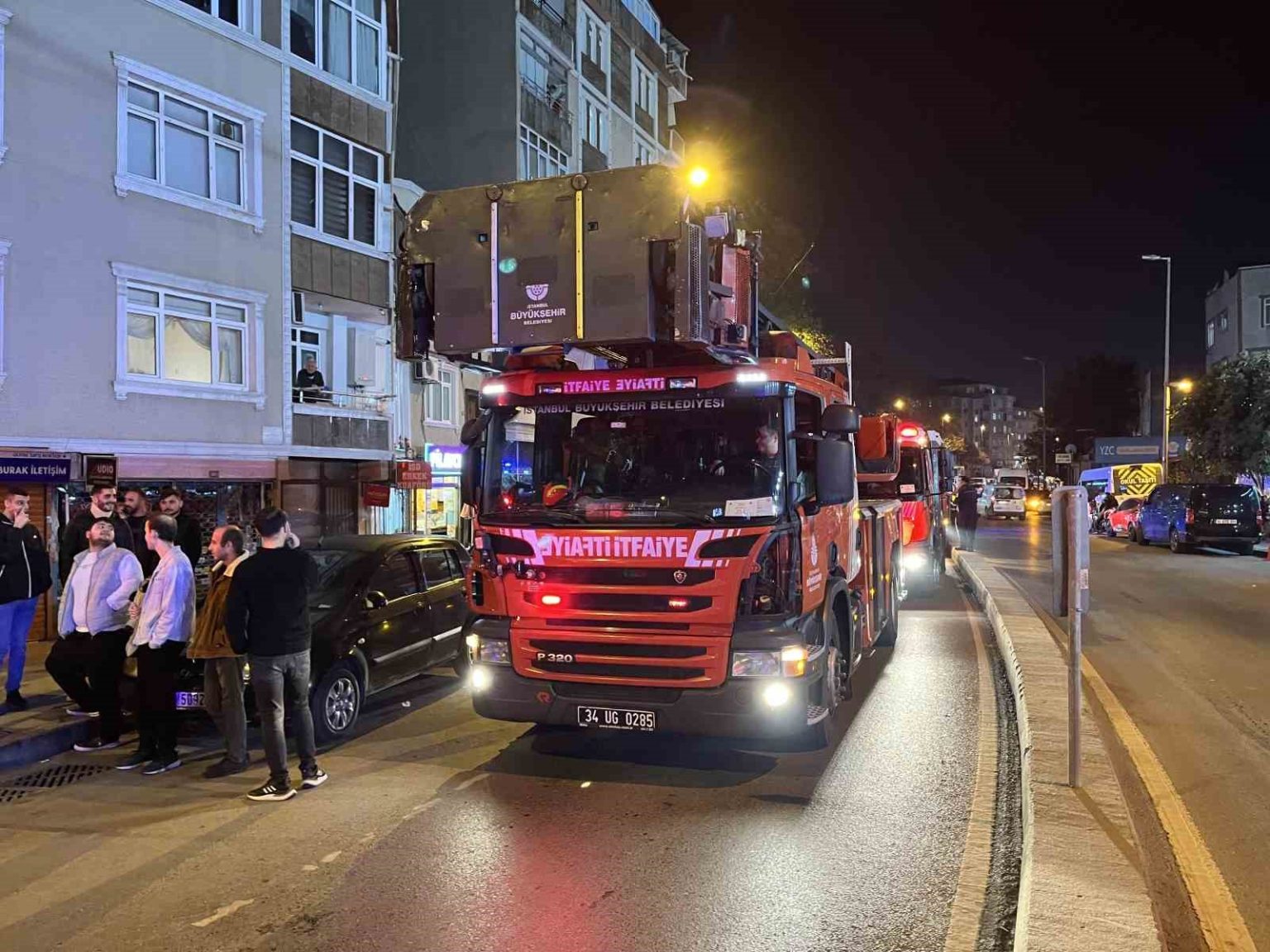 esenlerde-5-katli-binada-yangin-15-kisi-dumandan-etkilendi